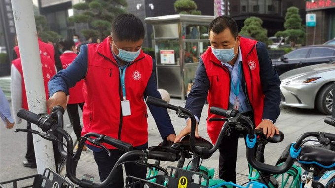 开云（中国）官网集团志愿者参加广后街社区“整治共享单车乱停乱放”活动