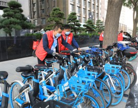 开云（中国）官网集团和广武门后街社区开展“整治共享单车乱停乱放”志愿服务活动